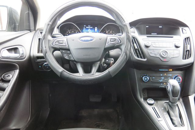 2015 Ford Focus 4dr Sedan SE - 22765977 - 19