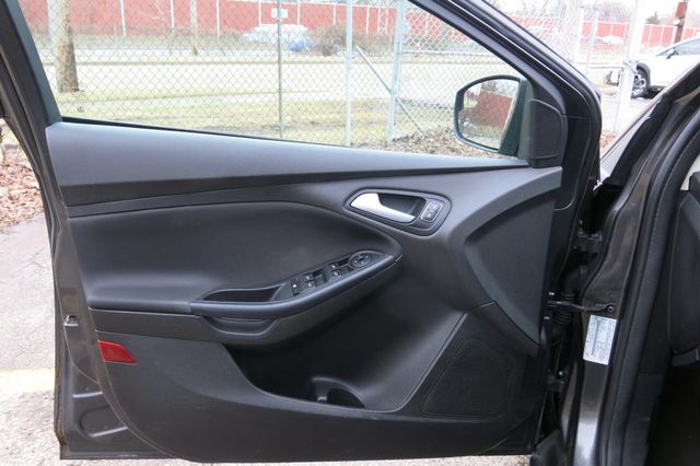 2015 Ford Focus 4dr Sedan SE - 22765977 - 45