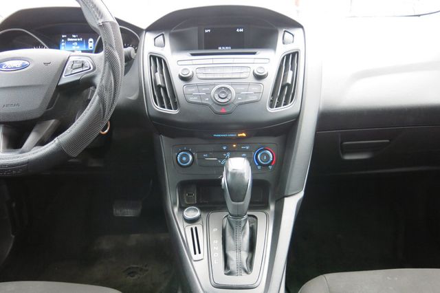 2015 Ford Focus 4dr Sedan SE - 22765977 - 56