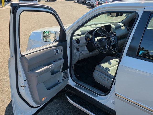 2015 Honda Pilot 2WD 4dr Touring w/RES & Navi - 22937712 - 43