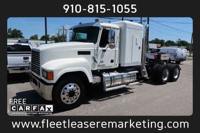 2015 Mack CHU613 Pinnacle 64T Sleeper - 1M1AN07Y0FM020543