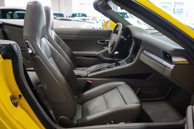 2015 Porsche 911 *7-Speed Manual* *Premium Package +* *PDLS* *Racing Yellow* - 22881440 - 39