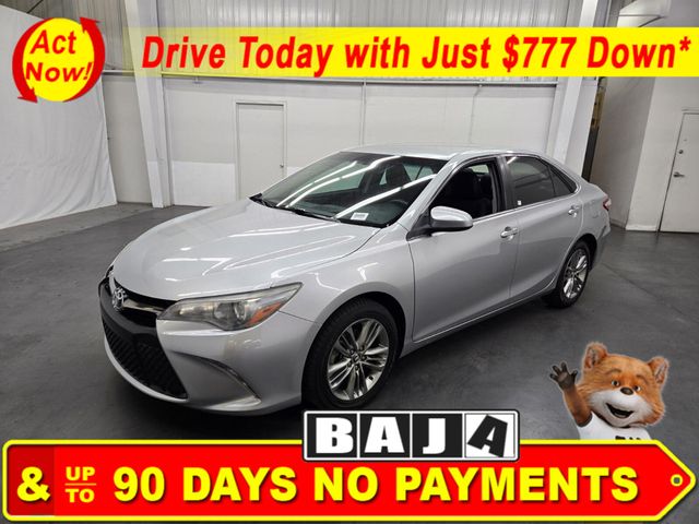 2015 Toyota Camry SE's photo