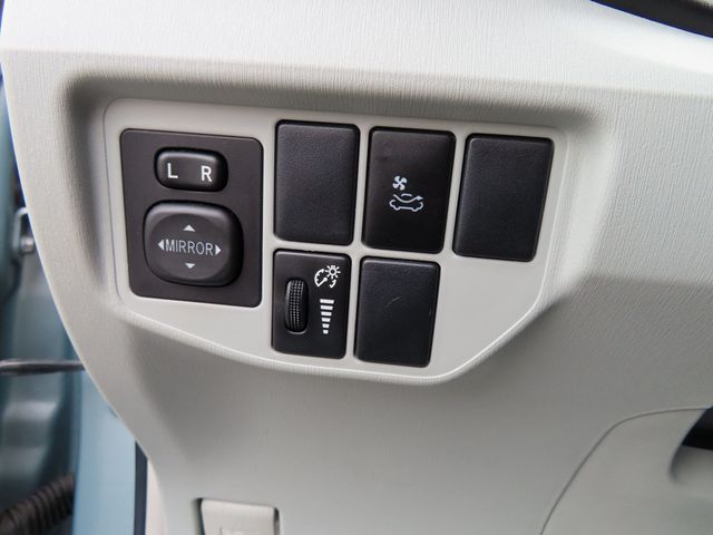 2015 Toyota Prius 5dr Hatchback Four - 22931487 - 38