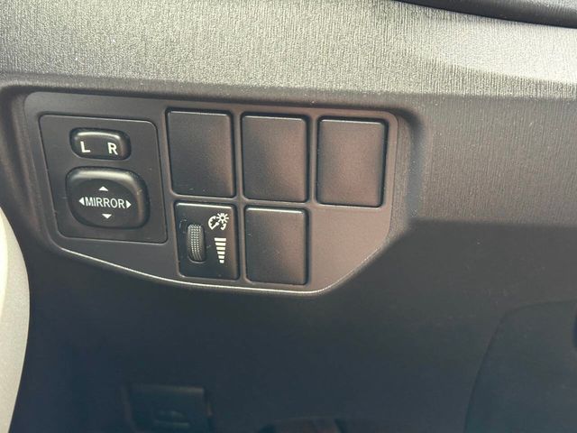 2015 Toyota Prius 5dr Hatchback Two - 22891533 - 36