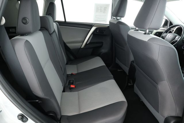 2015 Toyota RAV4 AWD 4dr LE - 22932678 - 18