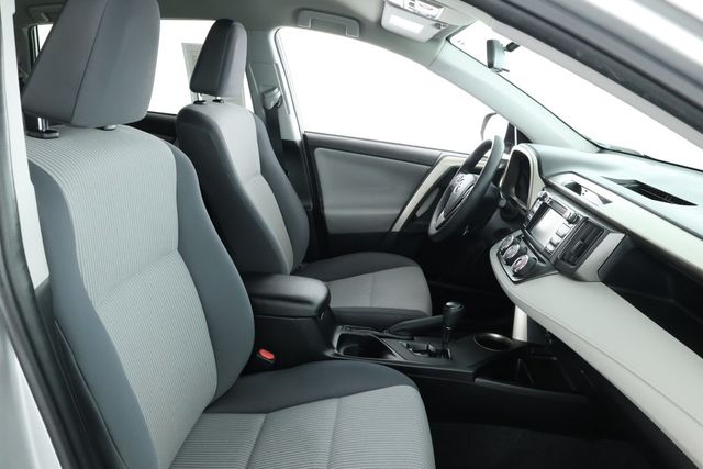 2015 Toyota RAV4 AWD 4dr LE - 22932678 - 19