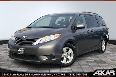 2015 Toyota Sienna LE's photo