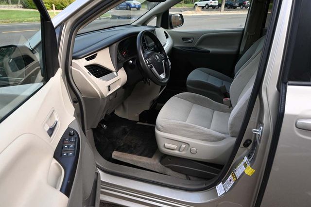 2015 Toyota Sienna 5dr 7-Passenger Van LE FWD Mobility - 22906179 - 12
