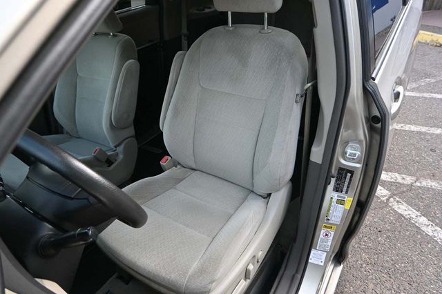2015 Toyota Sienna 5dr 7-Passenger Van LE FWD Mobility - 22906179 - 13