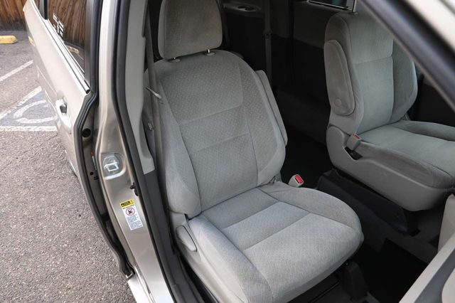 2015 Toyota Sienna 5dr 7-Passenger Van LE FWD Mobility - 22906179 - 15