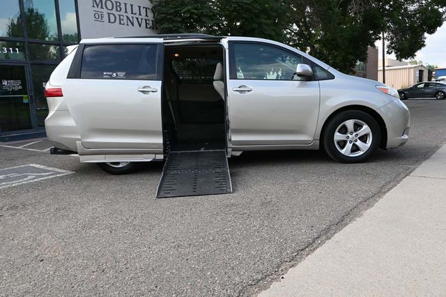 2015 Toyota Sienna 5dr 7-Passenger Van LE FWD Mobility - 22906179 - 16