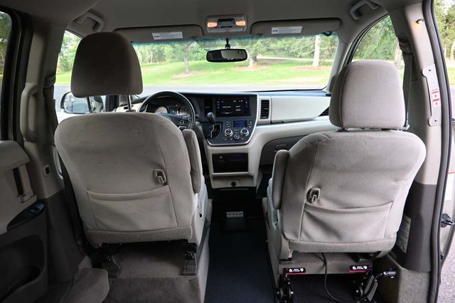 2015 Toyota Sienna 5dr 7-Passenger Van LE FWD Mobility - 22906179 - 19