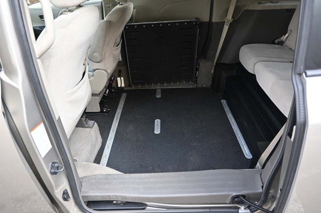 2015 Toyota Sienna 5dr 7-Passenger Van LE FWD Mobility - 22906179 - 25