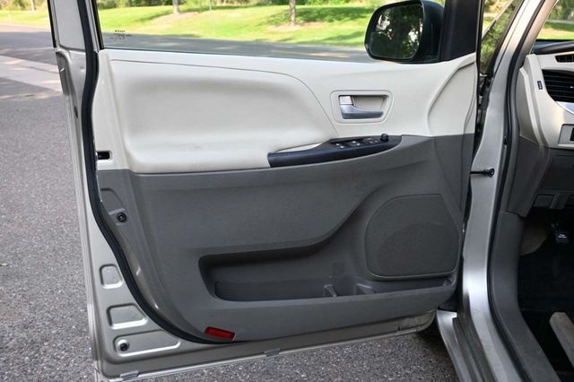 2015 Toyota Sienna 5dr 7-Passenger Van LE FWD Mobility - 22906179 - 27