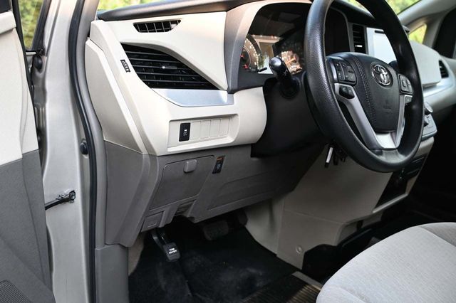 2015 Toyota Sienna 5dr 7-Passenger Van LE FWD Mobility - 22906179 - 28