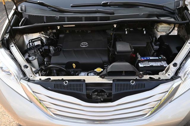 2015 Toyota Sienna 5dr 7-Passenger Van LE FWD Mobility - 22906179 - 31