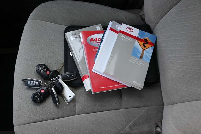 2015 Toyota Sienna 5dr 7-Passenger Van LE FWD Mobility - 22906179 - 34