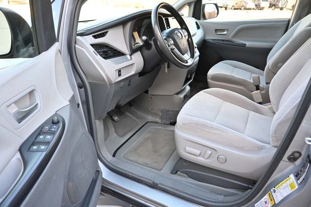 2015 Toyota Sienna 5dr 7-Passenger Van LE FWD Mobility - 22923317 - 12