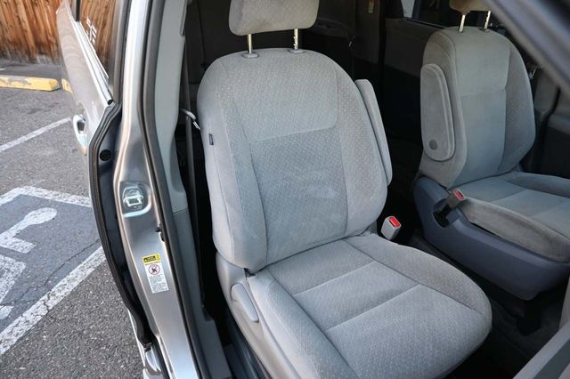 2015 Toyota Sienna 5dr 7-Passenger Van LE FWD Mobility - 22923317 - 15