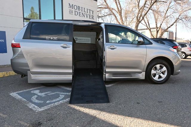 2015 Toyota Sienna 5dr 7-Passenger Van LE FWD Mobility - 22923317 - 16