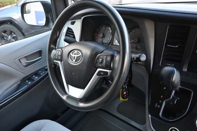 2015 Toyota Sienna 5dr 7-Passenger Van LE FWD Mobility - 22923317 - 22