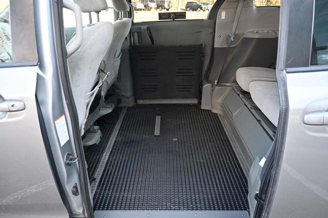 2015 Toyota Sienna 5dr 7-Passenger Van LE FWD Mobility - 22923317 - 25