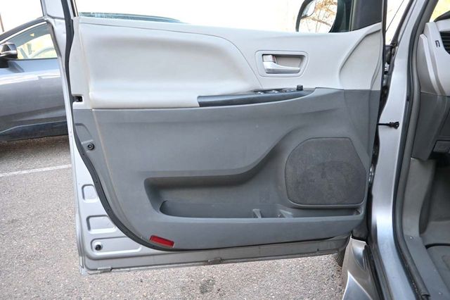 2015 Toyota Sienna 5dr 7-Passenger Van LE FWD Mobility - 22923317 - 27