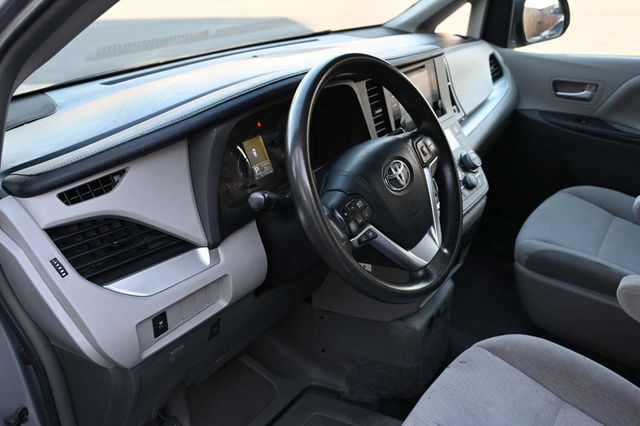 2015 Toyota Sienna 5dr 7-Passenger Van LE FWD Mobility - 22923317 - 28