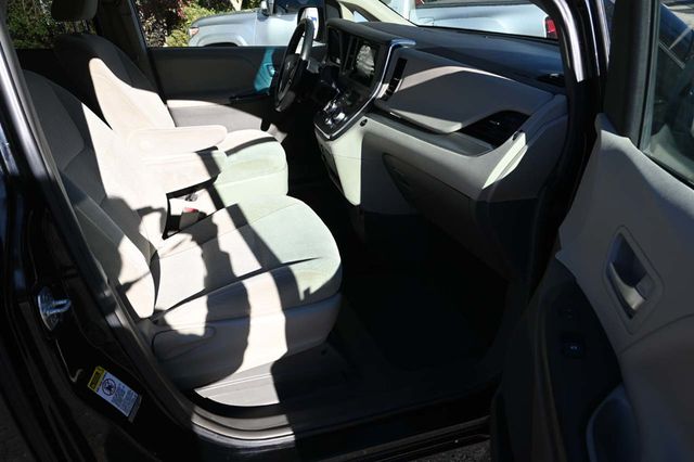 2015 Toyota Sienna 5dr 7-Passenger Van LE FWD Mobility - 22940399 - 14