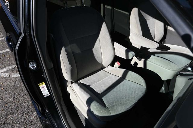 2015 Toyota Sienna 5dr 7-Passenger Van LE FWD Mobility - 22940399 - 15