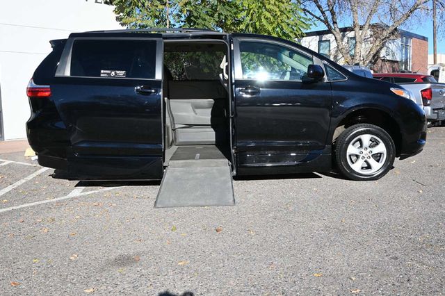 2015 Toyota Sienna 5dr 7-Passenger Van LE FWD Mobility - 22940399 - 16