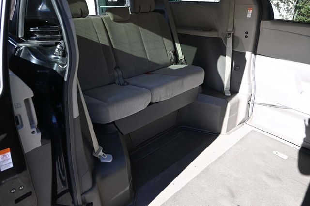 2015 Toyota Sienna 5dr 7-Passenger Van LE FWD Mobility - 22940399 - 17