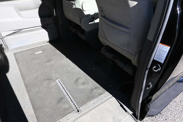 2015 Toyota Sienna 5dr 7-Passenger Van LE FWD Mobility - 22940399 - 18