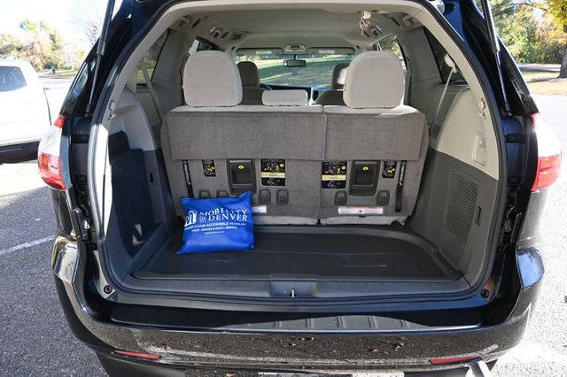 2015 Toyota Sienna 5dr 7-Passenger Van LE FWD Mobility - 22940399 - 24