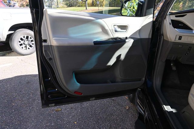 2015 Toyota Sienna 5dr 7-Passenger Van LE FWD Mobility - 22940399 - 28