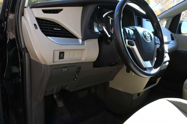 2015 Toyota Sienna 5dr 7-Passenger Van LE FWD Mobility - 22940399 - 29