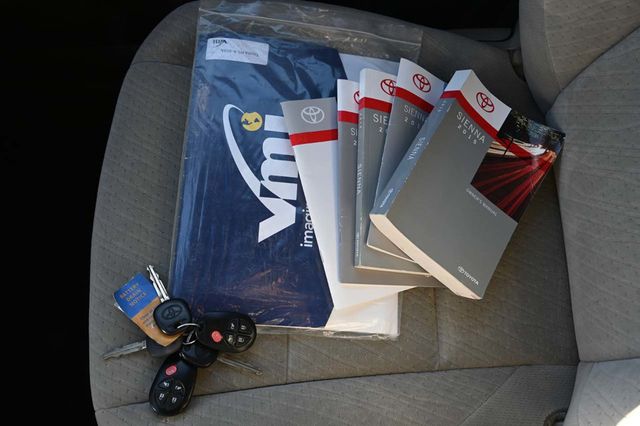 2015 Toyota Sienna 5dr 7-Passenger Van LE FWD Mobility - 22940399 - 36