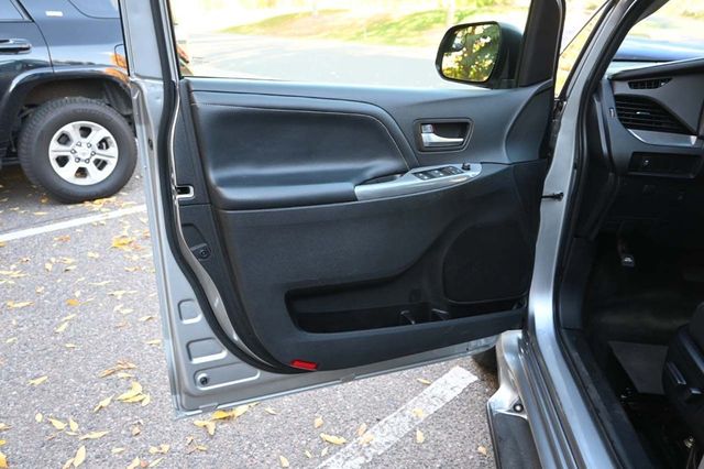 2015 Toyota Sienna 5dr 8-Passenger Van SE FWD - 22933728 - 30