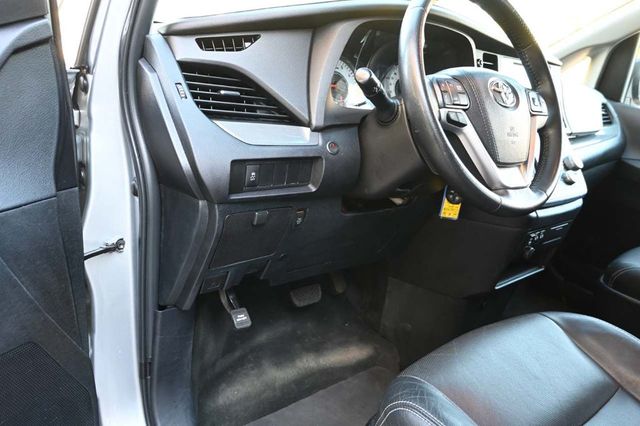 2015 Toyota Sienna 5dr 8-Passenger Van SE FWD - 22933728 - 31