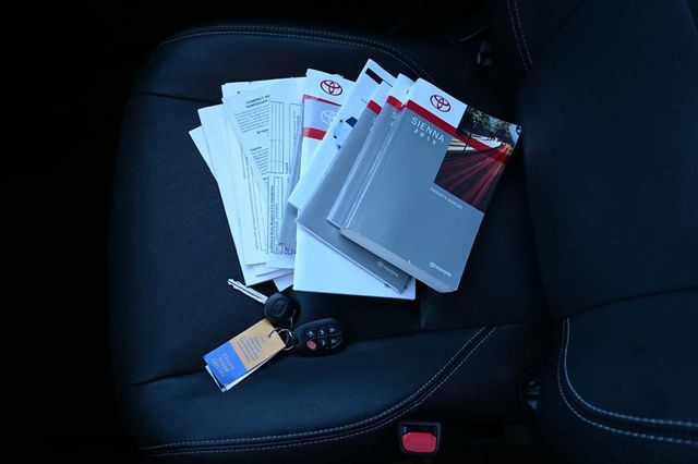 2015 Toyota Sienna 5dr 8-Passenger Van SE FWD - 22933728 - 38