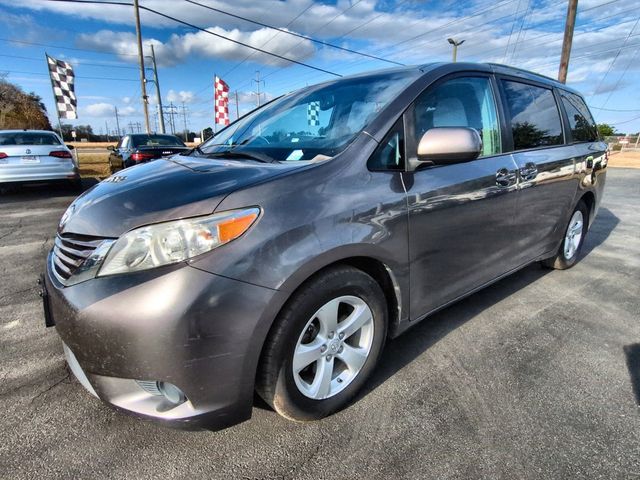 2015 Toyota Sienna LE's photo