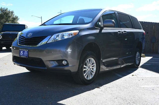2015 Toyota Sienna XLE Mobility Handicap Van - 22927927 - 9