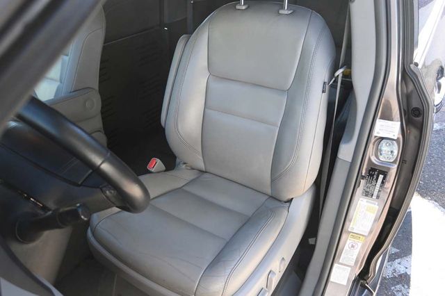 2015 Toyota Sienna XLE Mobility Handicap Van - 22927927 - 13