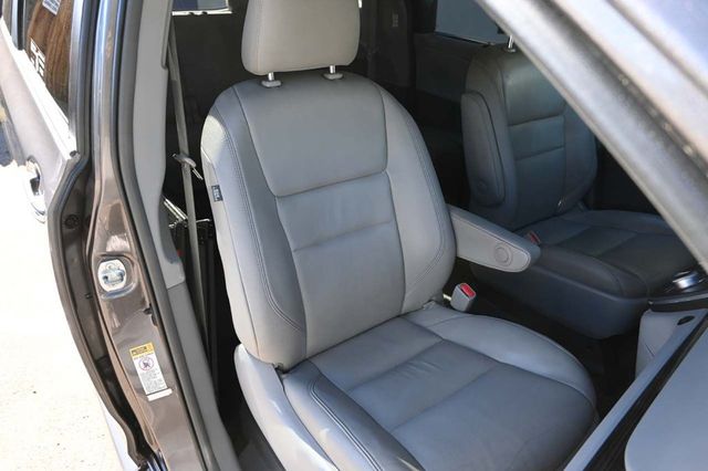 2015 Toyota Sienna XLE Mobility Handicap Van - 22927927 - 15
