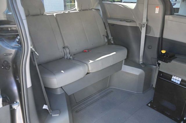 2015 Toyota Sienna XLE Mobility Handicap Van - 22927927 - 17