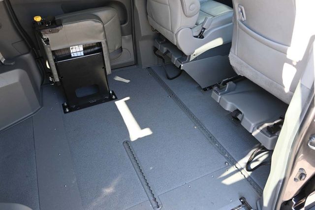 2015 Toyota Sienna XLE Mobility Handicap Van - 22927927 - 18