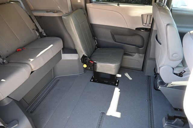 2015 Toyota Sienna XLE Mobility Handicap Van - 22927927 - 19