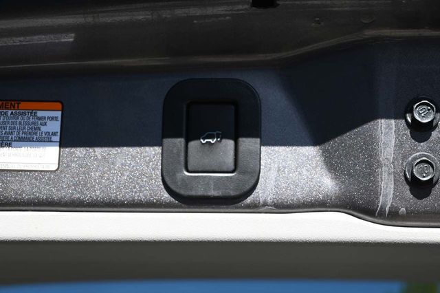 2015 Toyota Sienna XLE Mobility Handicap Van - 22927927 - 26