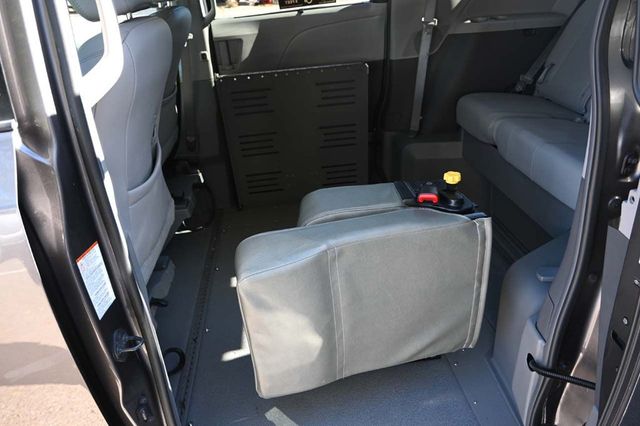 2015 Toyota Sienna XLE Mobility Handicap Van - 22927927 - 28